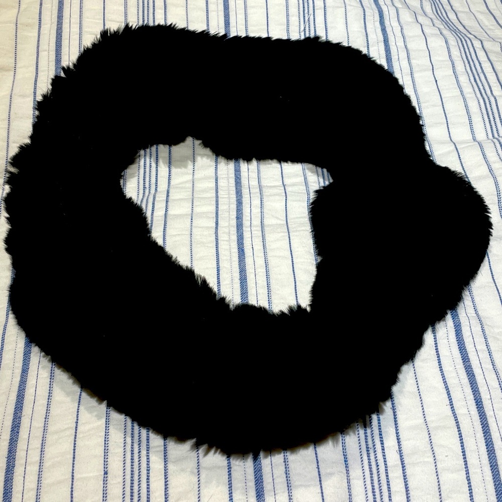 HISO infinity fur scarf
